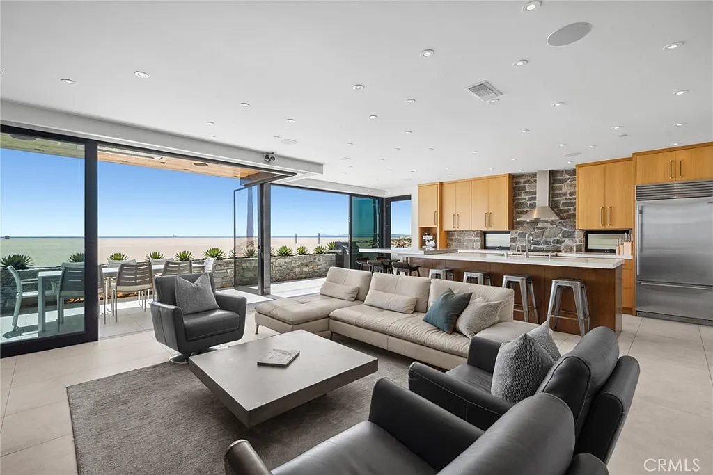 3 bed, 4.5 bath, 2300 sqft, $40,000 — Photo 3