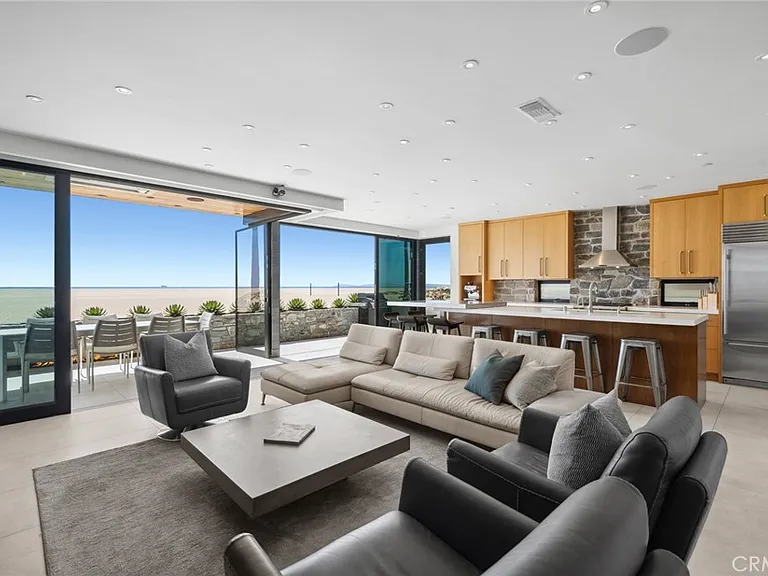 800 W Oceanfront — Photo 3