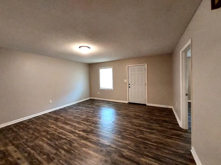 2103 S Main St — Photo 3