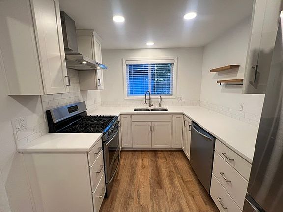 3rd image of 200 W Redfish Ln