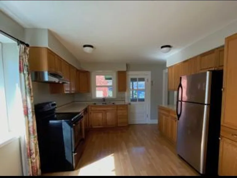 560 Tyler St — Photo 3
