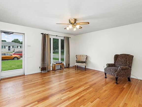 3rd image of 821 Cormar Dr