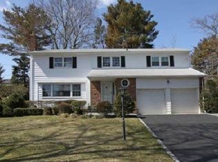 72 Ridge Rd, Albertson, NY 11507