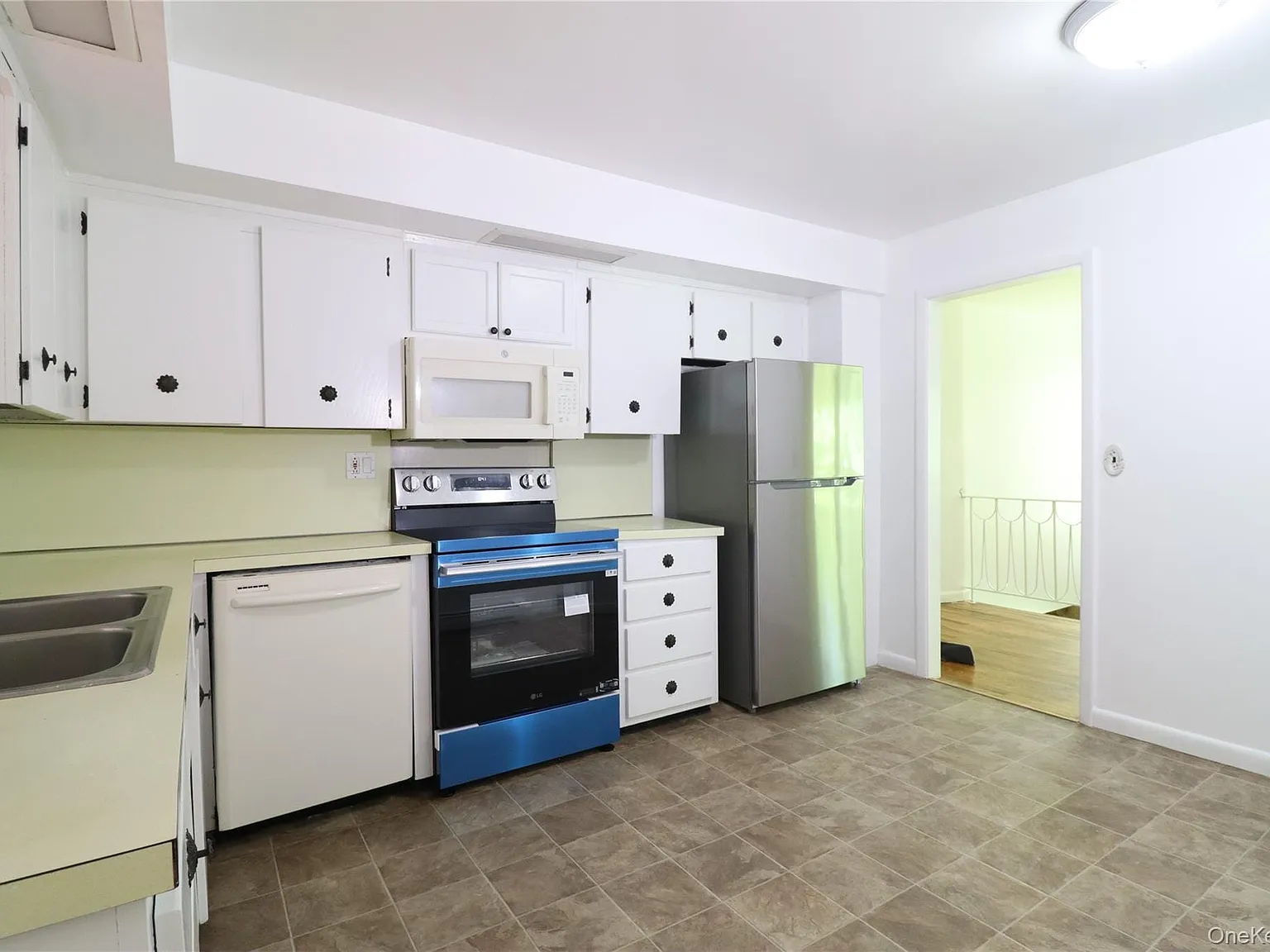 4 bed, 2.0 bath, 2204 sqft, $4,000 — Photo 4