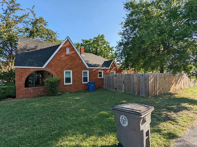 119 S Indianapolis Ave — Photo 3