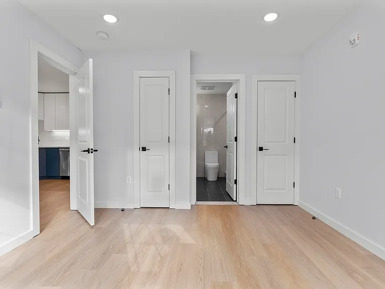 Alexandria Manor Apartments — Photo 37