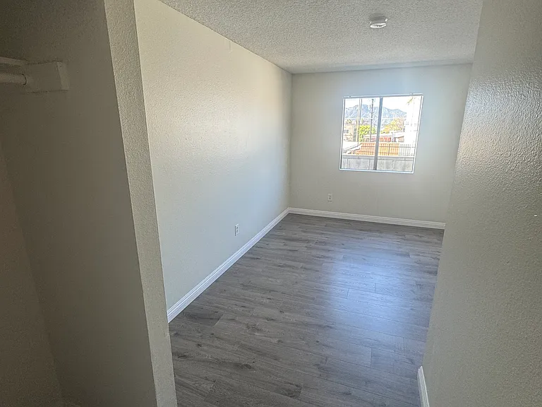 1129 Irving Ave #9 — Photo 11