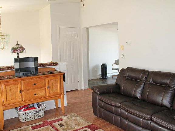 4th image of 335 Owen St