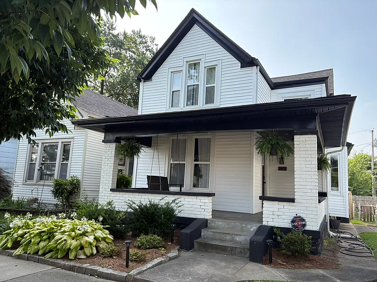 1810 E Spring St — Photo 2