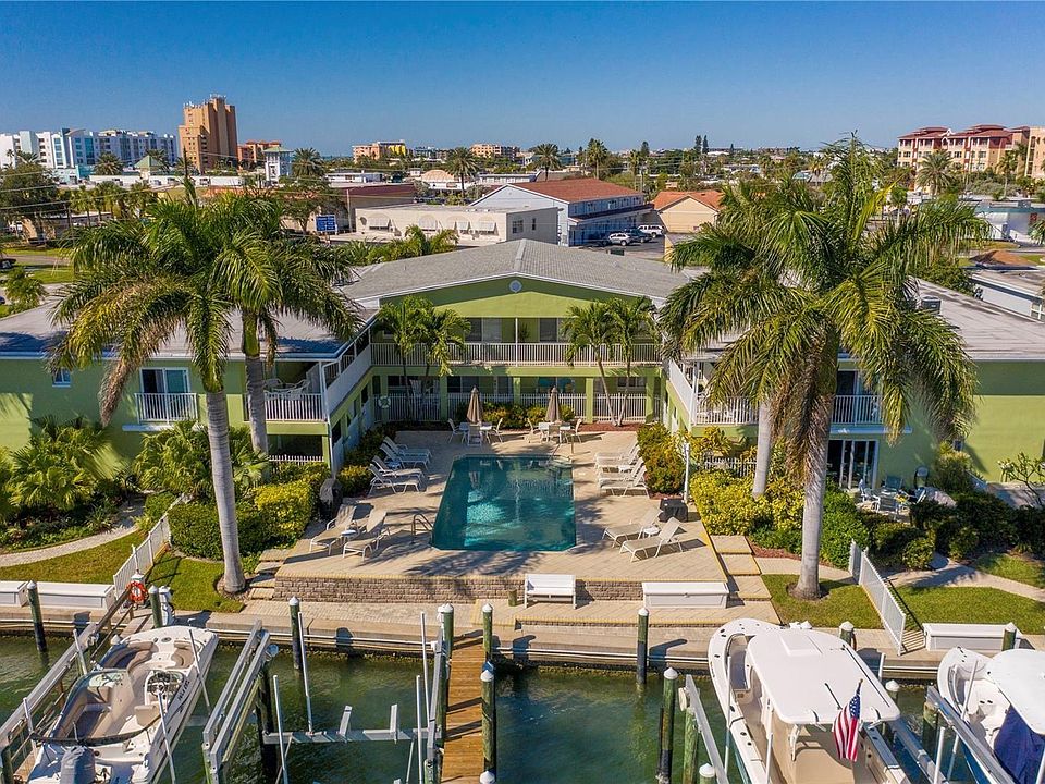 Beautiful waterfront condo on the intercoastal waterway in the heart of downtown Treasure Island!
