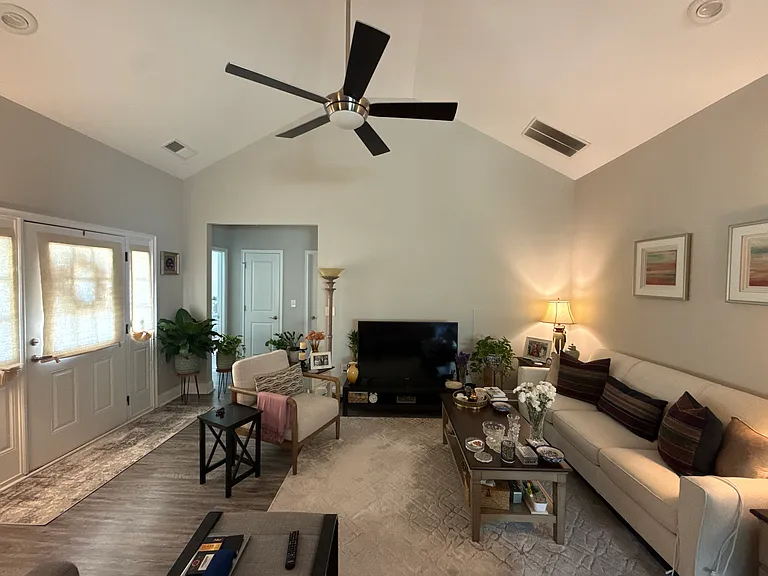 110 Arlington Ct — Photo 3