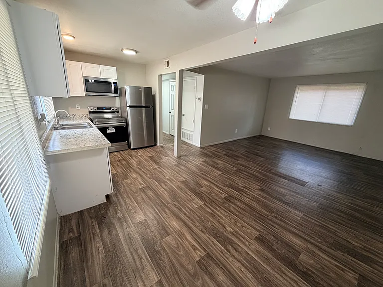 The Addison Apartment — Photo 17