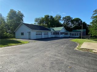 946 Middle Rd, Oswego, NY 13126