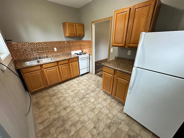 421 University Ave W — Photo 5