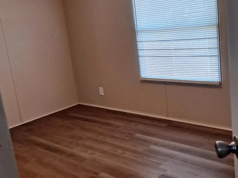 2000 S Burleson Blvd #14 — Photo 3
