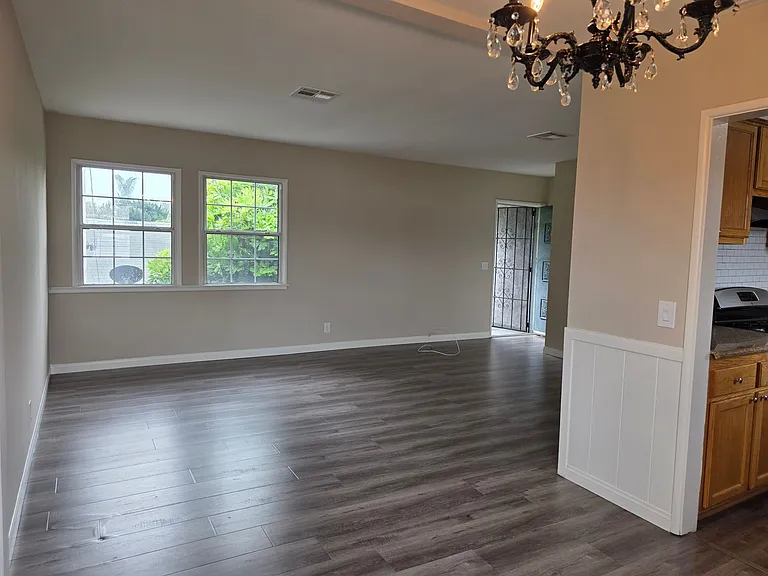 5547 Woodman Ave — Photo 10