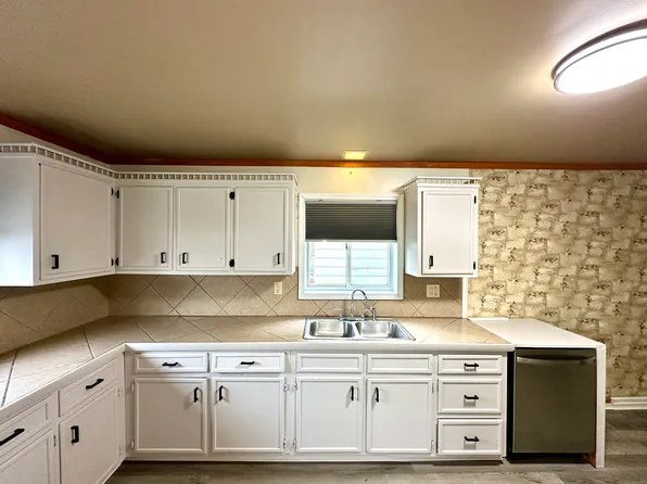 609 E Division St, New Castle, PA 16101