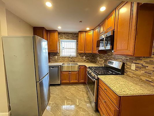 3rd image of 2581 49th St #2