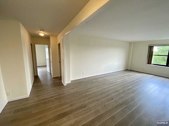 4th image of 2352 Linwood Ave APT 5C