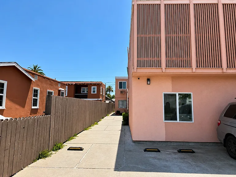 2672 S Redondo Blvd — Photo 13