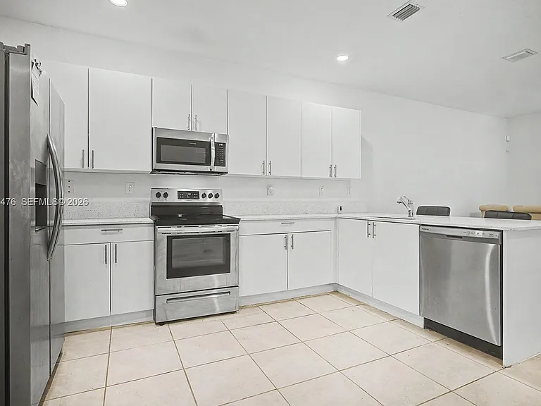 1020 SE 26th Ter — Photo 5