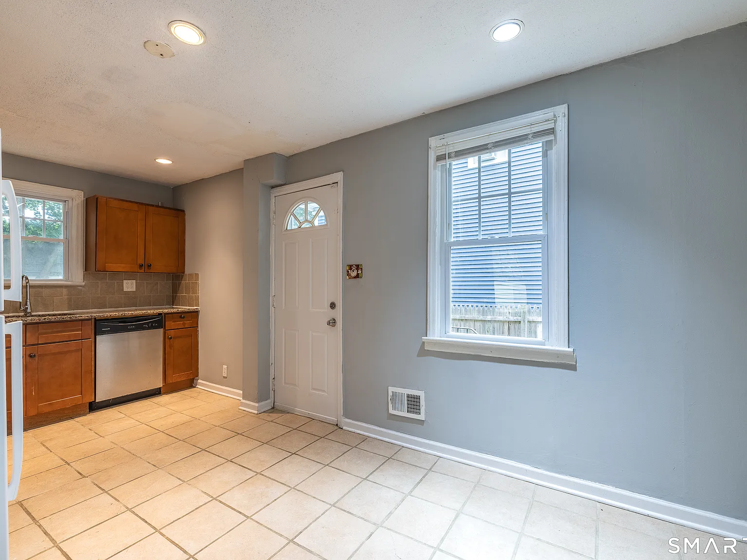 3 bed, 1.0 bath, 1440 sqft, $2,950 — Photo 2