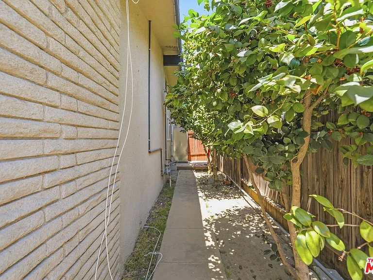 15920 Gledhill St — Photo 48