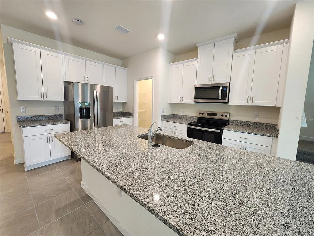 3 bed, 2.5 bath, 1628 sqft, $2,400 — Photo 4