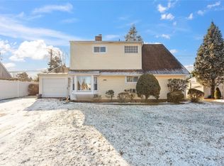 206 Spindle Rd, Hicksville, NY 11801