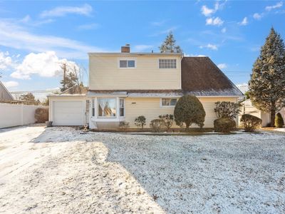 206 Spindle Road, Hicksville, NY, 11801