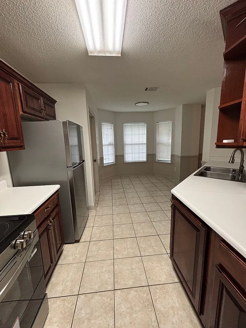 4 bed, 1884 sqft, $2,250 — Photo 3