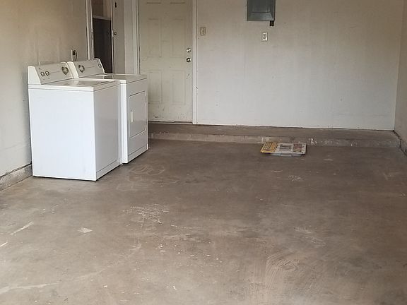 Garage with Washer/Dryer
