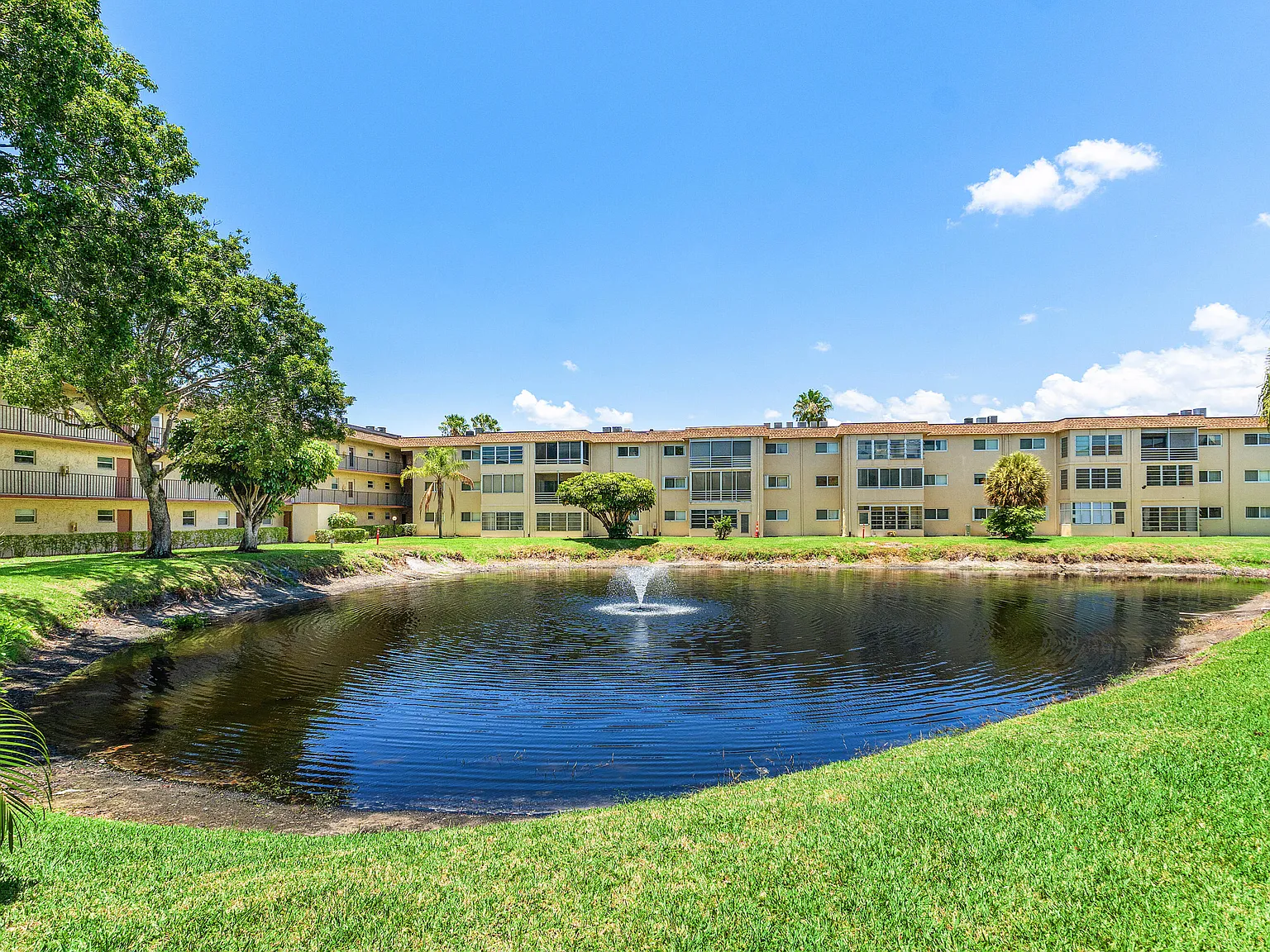 2 bed, 2.0 bath, 975 sqft, $2,400 — Photo 2