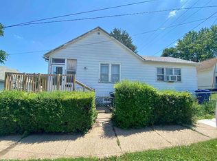809 S 8th St, Clinton, IA 52732