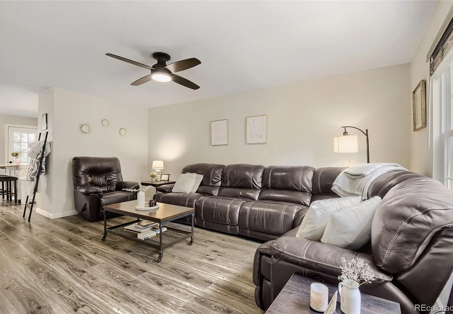Glenn Oaks Condos — Photo 3
