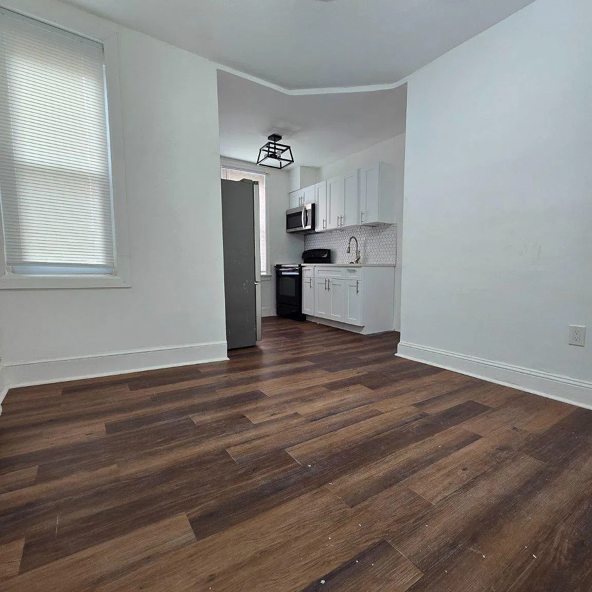 3 bed, 1.0 bath, 860 sqft, $1,400 — Photo 3