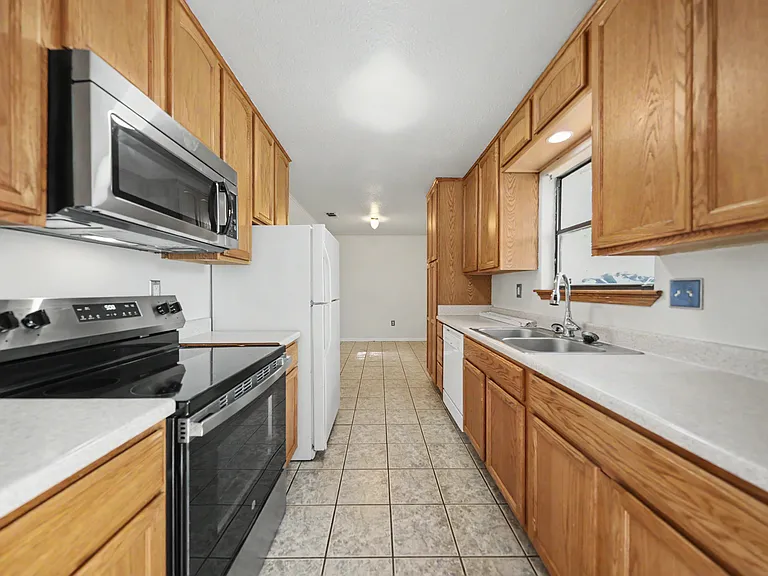 1415 Janet Ln — Photo 6