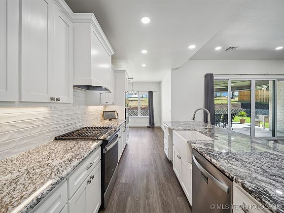 5th image of 732 W Northlake Dr