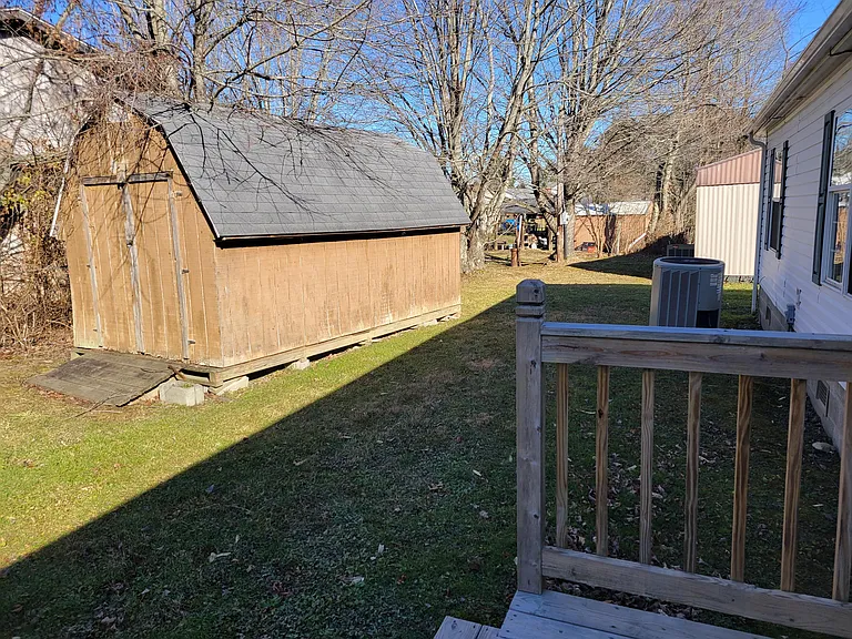 222 Blackburn St — Photo 2