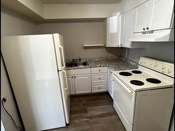 2nd image of 3935 Linden Ave #11