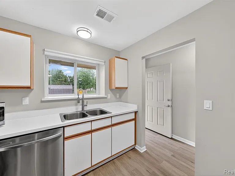 44393 Sunnyside Dr — Photo 13