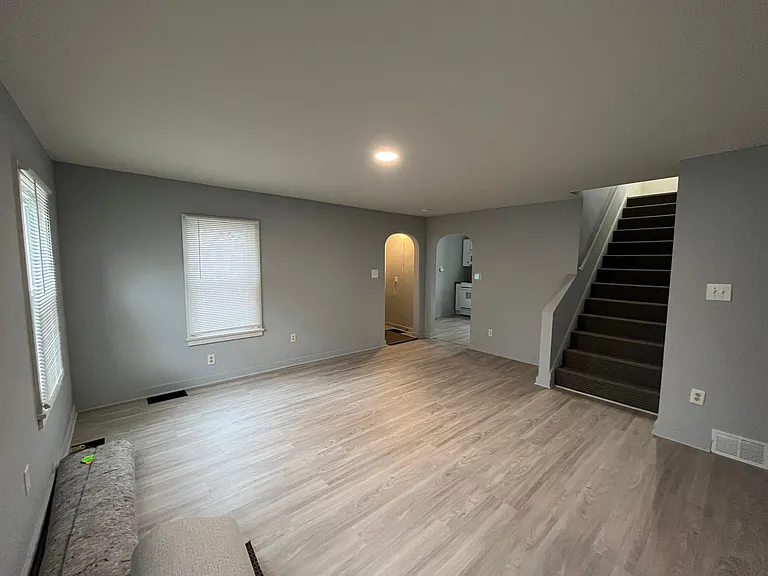 560 W North St — Photo 7