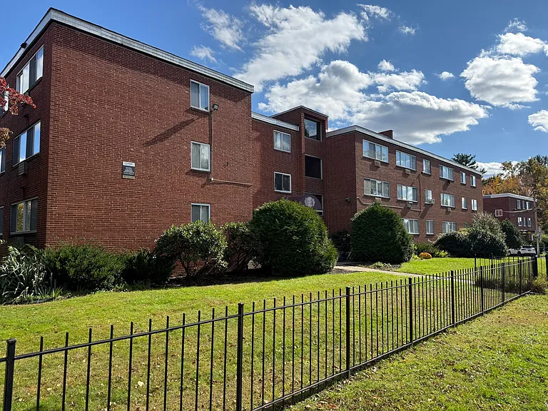 Carriage Place Apartments — Photo 3