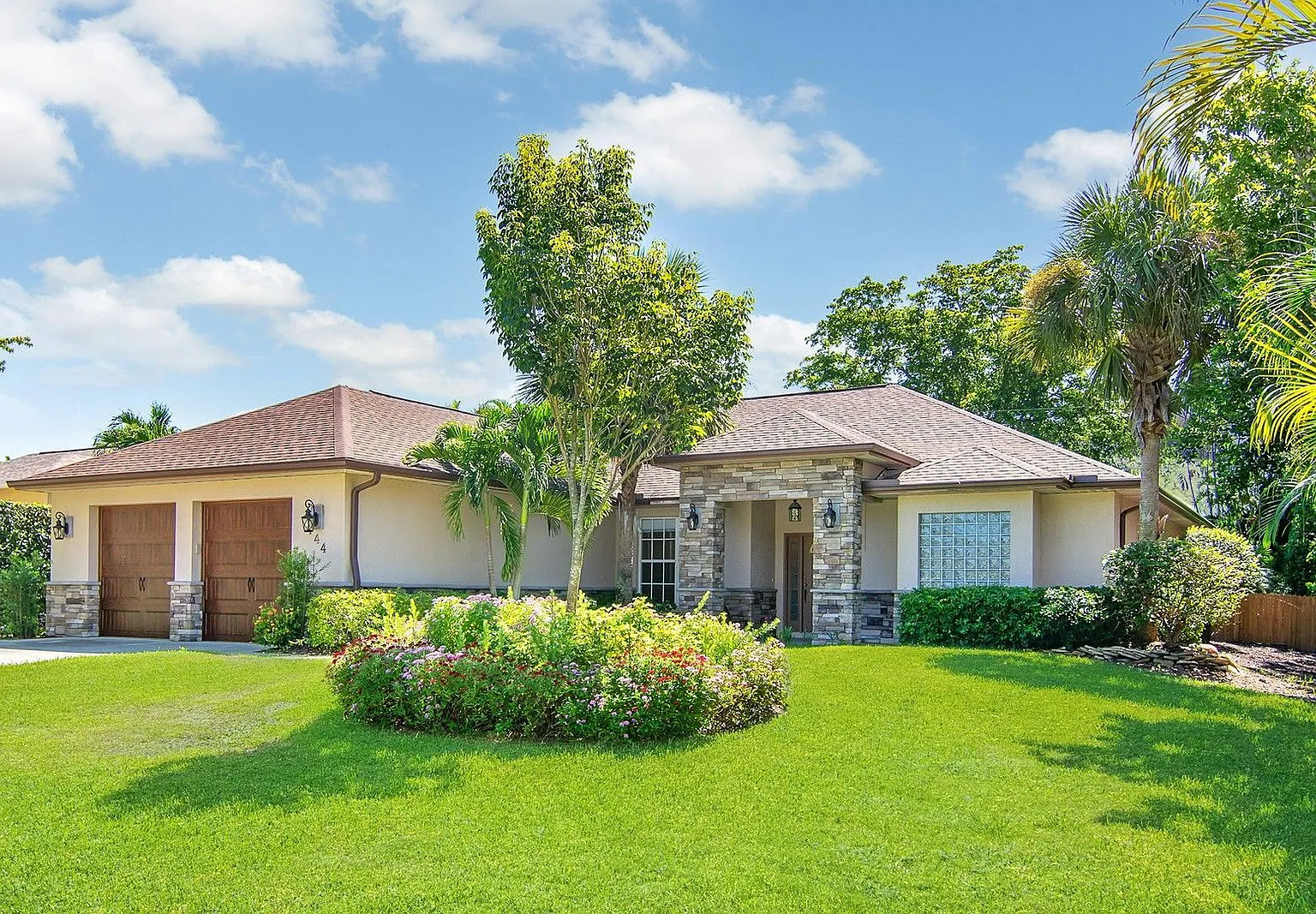 3 bed, 2.0 bath, 2588 sqft, $3,195 — Photo 1