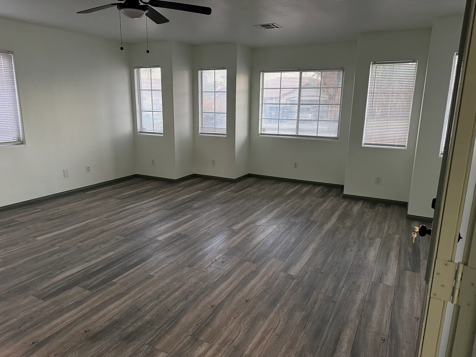 4 bed, 2400 sqft, $3,700 — Photo 3