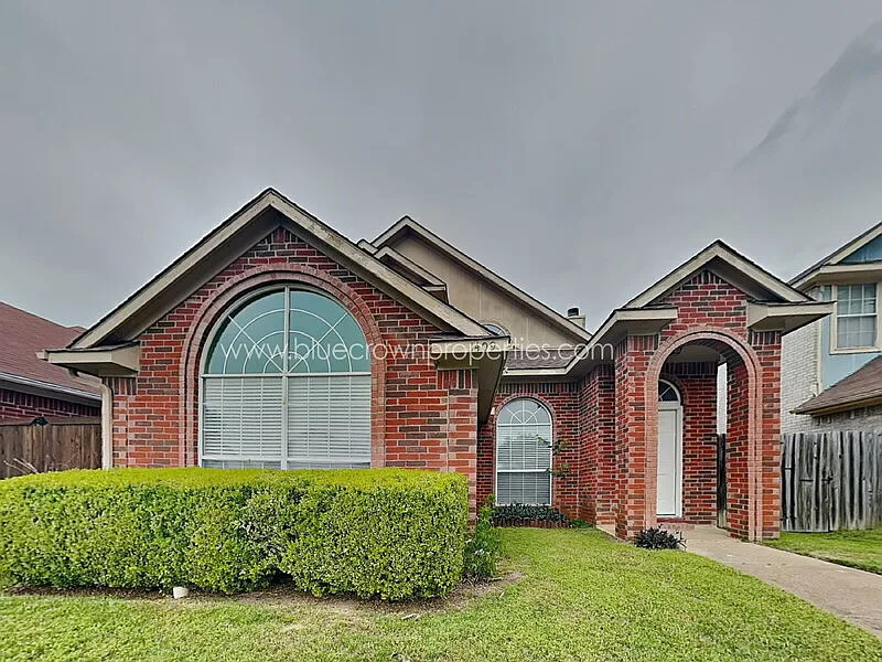 4 bed, 2.5 bath, 1678 sqft, $2,350 — Photo 1