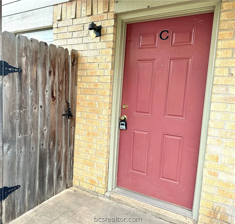 2 bed, 1.5 bath, 1101 sqft, $900 — Photo 3