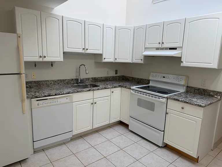 278-282 Derby St #6 — Photo 3