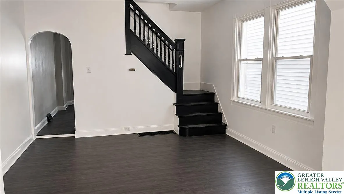 3 bed, 1176 sqft, $2,200 — Photo 3