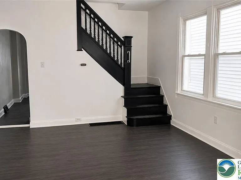 622 E Locust St — Photo 3
